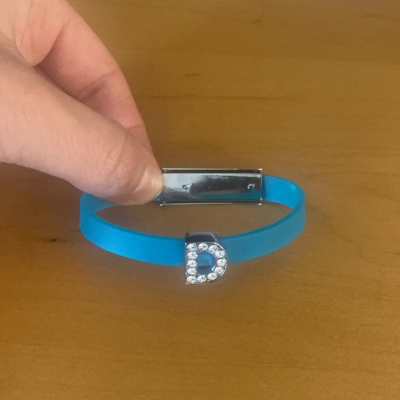 Letter D initial Bracelet. Fully adjustable bracelet to your wrist size - Picture 2 of 6